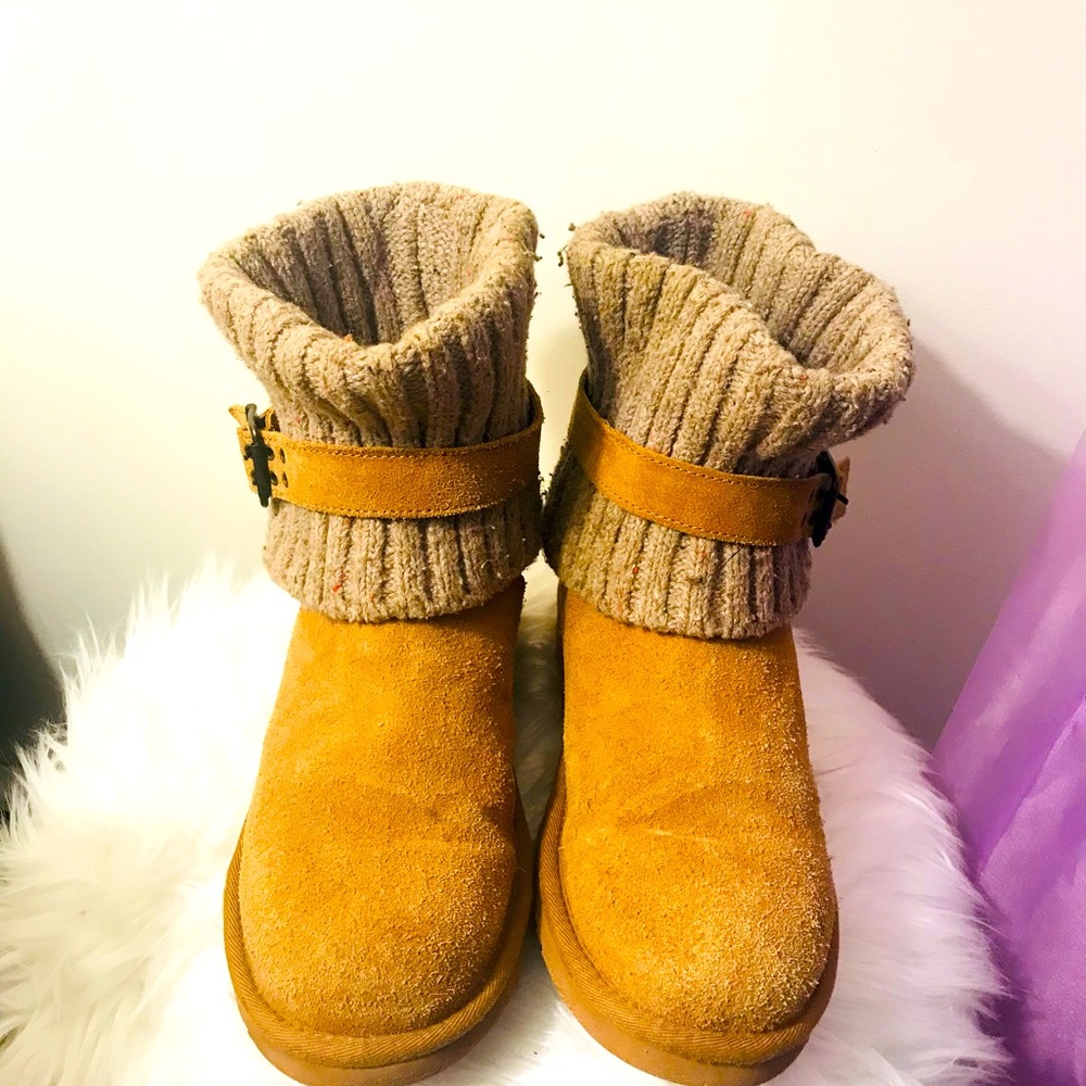 Pre-Own But In Good Condition Ugg Size6 - image 1